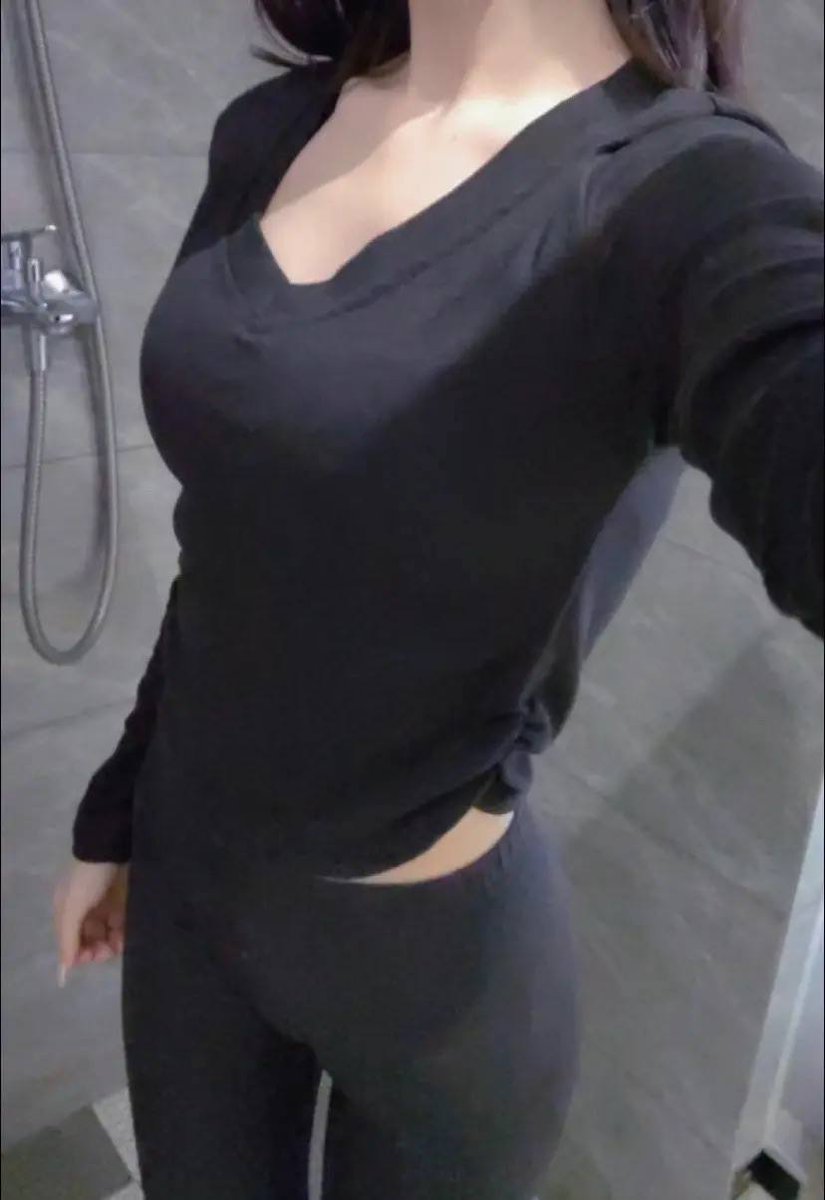 제대로 뜨겁고 짜릿한 시간 보내고 싶네!
난 특히 뒷치기 스타일 취향이라
머리 살짝 잡아당기면서 엉덩이
툭툭 치는 그런 쾌감이 너무 좋더라고
근데 제대로 즐긴지가 너무 오래됐어..
남편이랑은 너무 재미도 없고
낯선 분이랑 신나게 즐겨보고 싶다!
#대구 #유부녀 #오프 #일탈