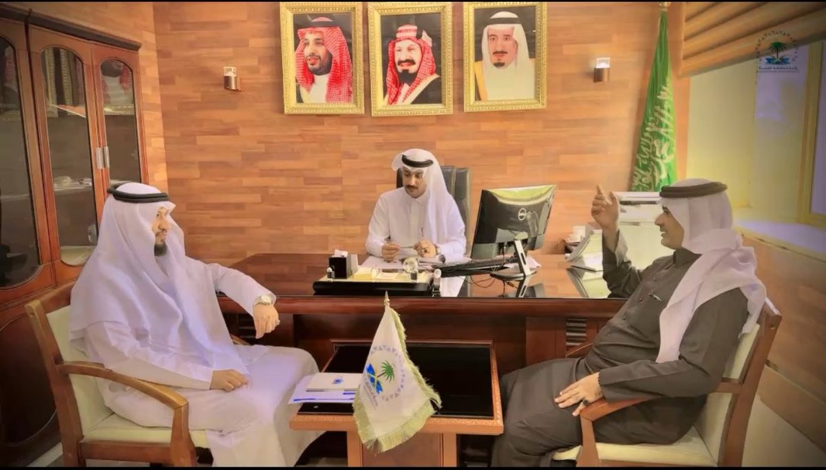 بلدية #القنفذه 
في إطار إهتمام أمانة محافظة جدة بالمسؤولية المجتمعية زار مدير إدارة خدمة المجتمع بالمحافظات سعادة أ. أحمد المقري البلدية لمناقشة معايير #جائزة_معالي_الأمين للتميز بخدمة المجتمع وخطة عمل الإدارة لعام 2025م وذلك بهدف تطوير الفعاليات والمبادرات وأثرها في خدمة المجتمع