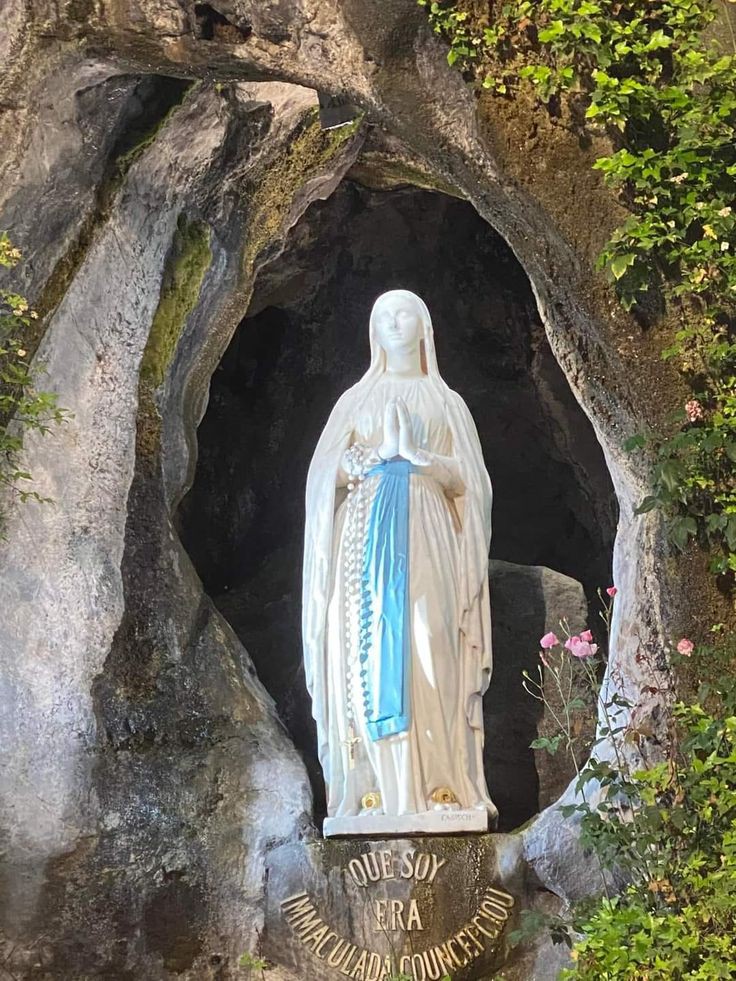 CatholicQuote12's tweet image. Our Lady of Lourdes, Pray for us.