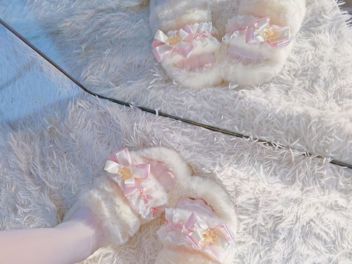 家里有一只白丝猫咪，她最喜欢踩着她那毛绒拖鞋在家乱窜，但对我还甚是乖巧，最喜欢扯着我的衣角，要抱抱时会掂起脚尖，白丝里的小脚会微微张开，若隐若现，给她拍照时小脚会踩到镜子会留下一层薄雾，挺调皮的

铃铛吗？哪是我送她的生日礼物，她最喜欢叮铃当啷的小玩意，没想到系到了脚上，还挺可爱的