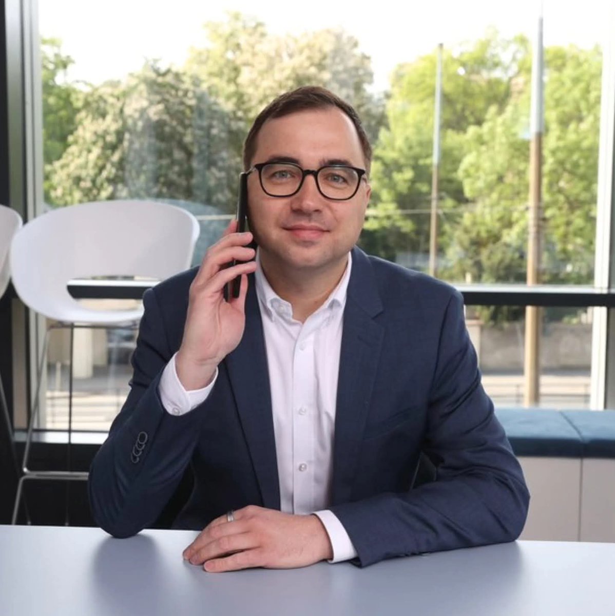 Včera jsem zodpověděl desítky dotazů spotřebitelů z jejich každodenního života v rámci akce Odborníci na telefonu, kterou každoročně pořádá deník Blesk.

A je zjevné, že pokrok se nedá zastavit. Ještě nedávno jsme v ruce drželi sluchátko pevného telefonu, nyní už jen mobil. 😅