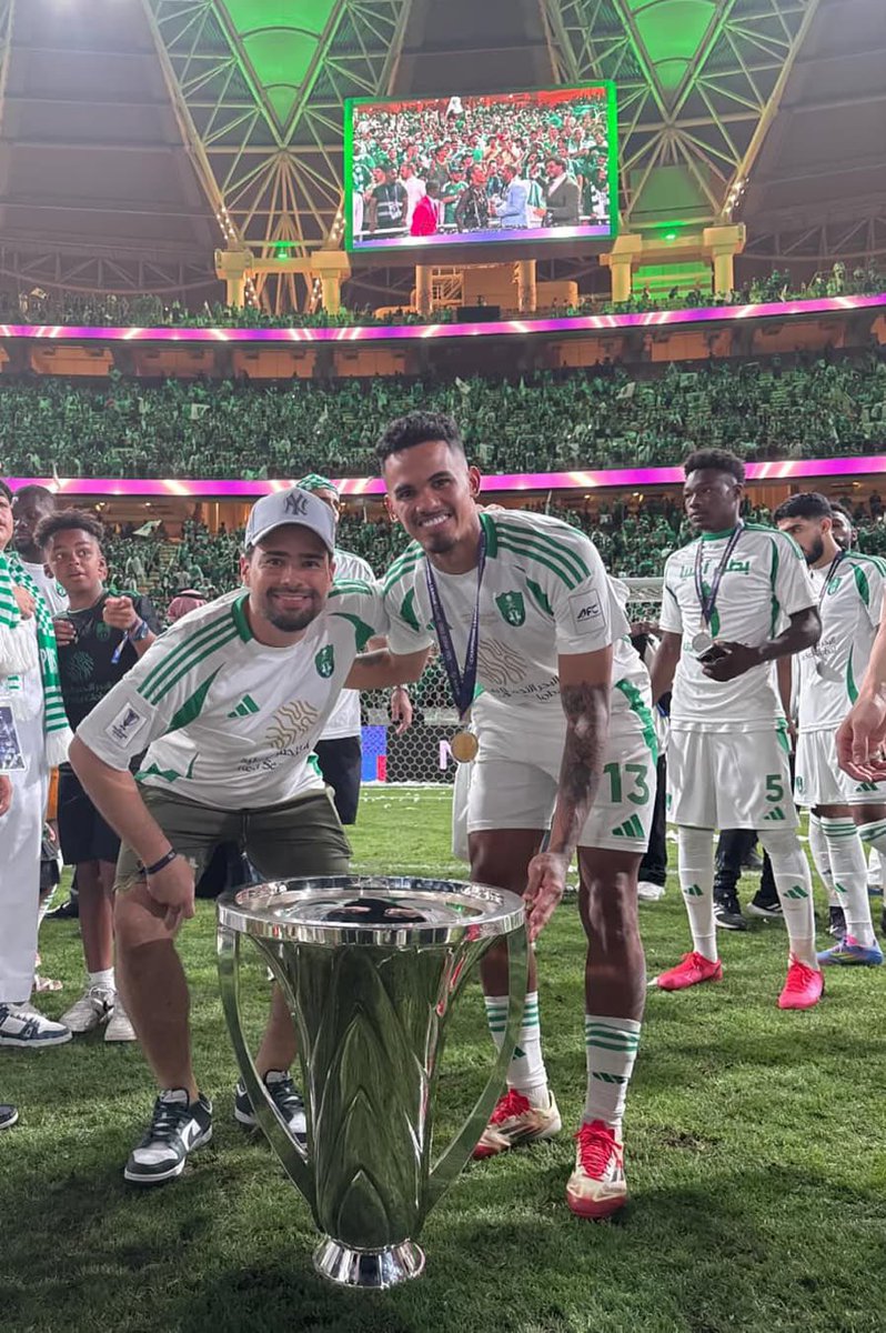 🚨🚨🚨 اخصائي العلاج الطبيعي يروي قصة اصرار جالينو على المشاركة بالنهائي:

طلبني جالينو لتجهيزه لبطولة آسيا لأنه يعاني من اصابة بسيطة قبل البطولة، انجزت المهمة، لكن قبل النهائي بـ(4) أيام تعرض لإصابة جديدة، أصر عالمشاركة وكان يعمل طوال الوقت، ورغم الإصابة دخل الملعب وسجل هدف 🔥!