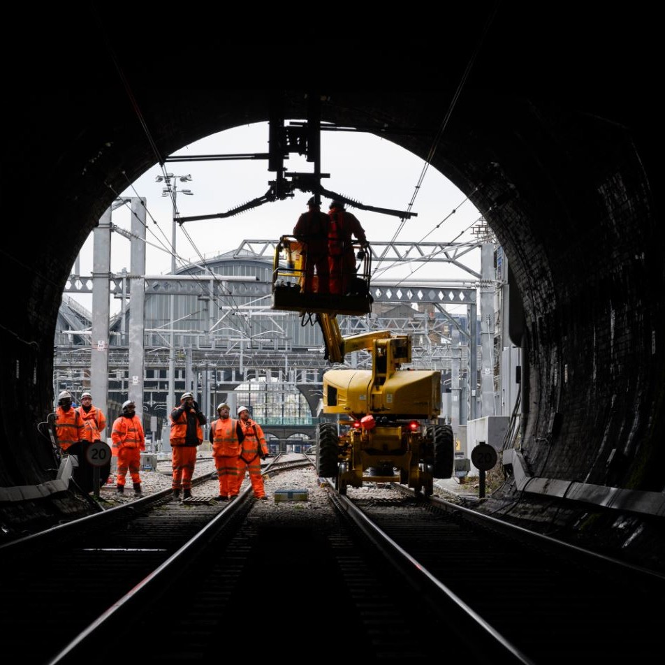 Virgin Media O2 News (@vmo2news) on Twitter photo 🚆 All aboard! Seamless connectivity is now available for our customers as they approach & leave London’s King’s Cross station
Working with <a href="/LNER/">London North Eastern Railway</a> we’ve fitted DAS antennas in 2 tunnels near the station
Find out about our £700m Mobile Transformation Plan vmo2.co/4jcLrWr 🚆 All aboard! Seamless connectivity is now available for our customers as they approach & leave London’s King’s Cross station
Working with <a href="/LNER/">London North Eastern Railway</a> we’ve fitted DAS antennas in 2 tunnels near the station
Find out about our £700m Mobile Transformation Plan vmo2.co/4jcLrWr