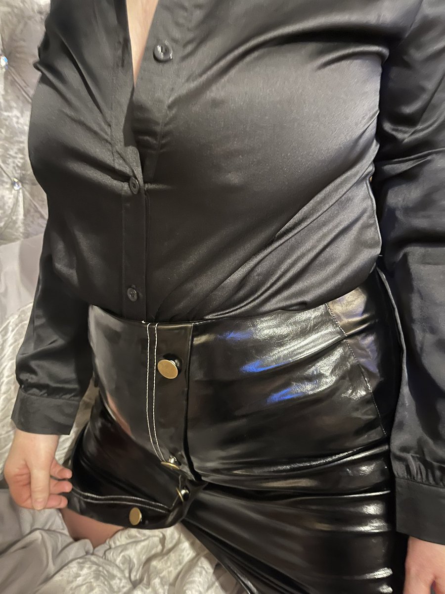 satinshell38339's tweet photo. All in black https://t.co/lSinXCH6Uo