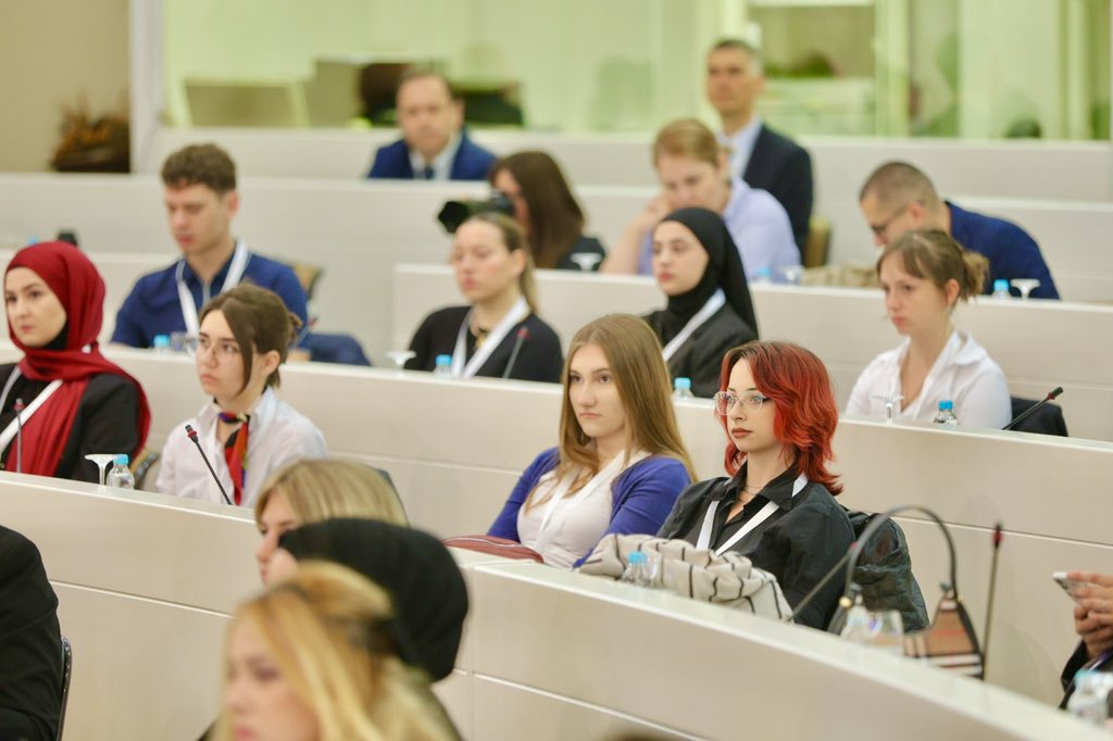 Young people are at the heart of Bosnia and Herzegovina's path to EU membership!

As part of our #EuropeDay celebrations, it was great to speak with young leaders from across BiH 🇧🇦 at a conference on EU integration and youth held in the BiH Parliamentary Assembly building.

We