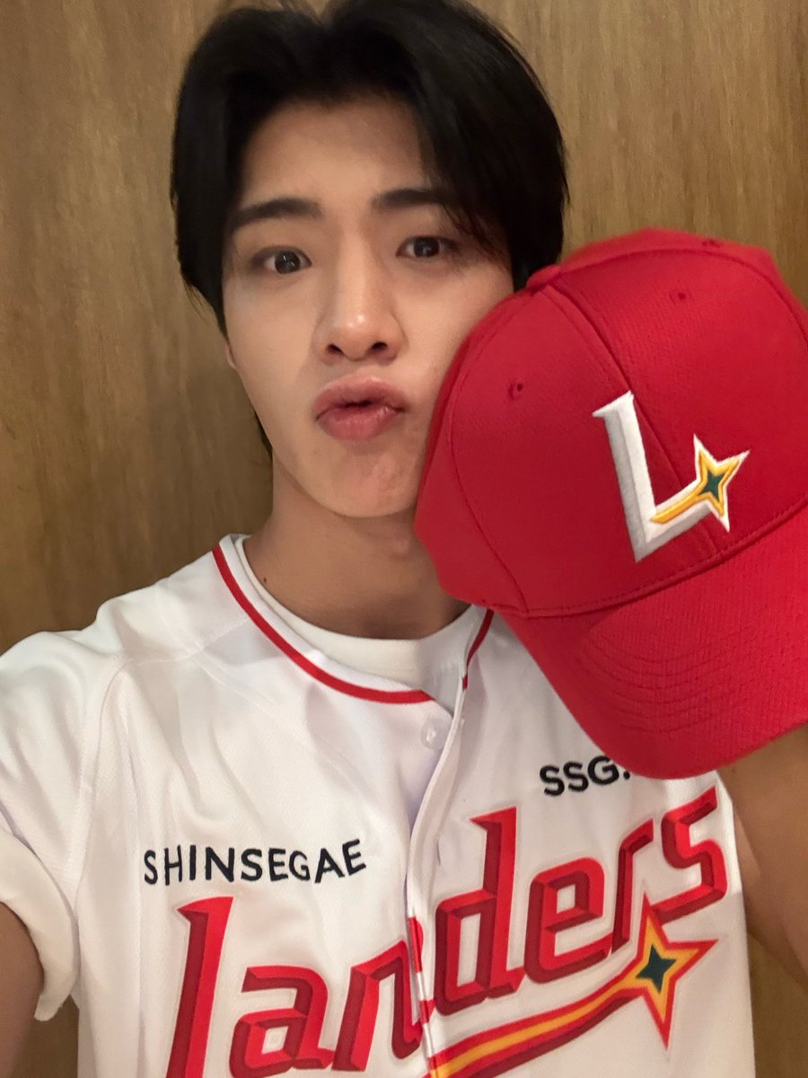 ONFLOVE123's tweet photo. 그 자체만으로도 기분이 좋거든요🖤🖤💪🏻 https://t.co/FHQEDR1euz