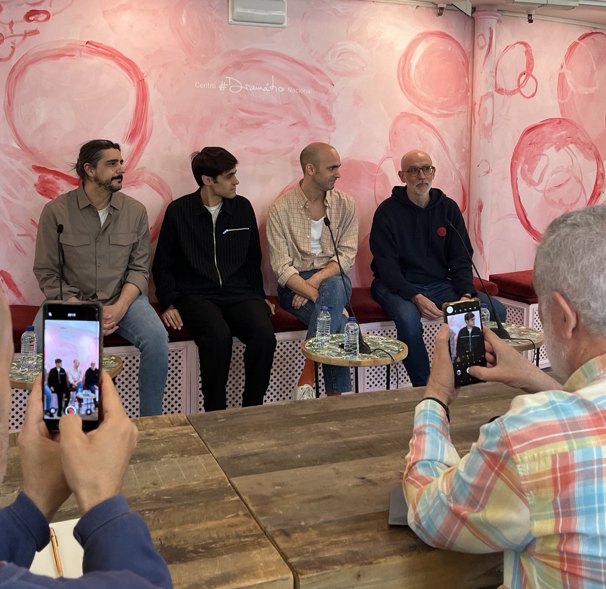 centrodramatico's tweet photo. ¡Comienza la rueda de prensa de #LasApariciones! 👬
El equipo artístico de la obra se reúne con los medios para presentar las claves de este montaje en el que dos amigos de la infancia se reencuentran en la mitad de sus vidas. https://t.co/SvmvHp03A6