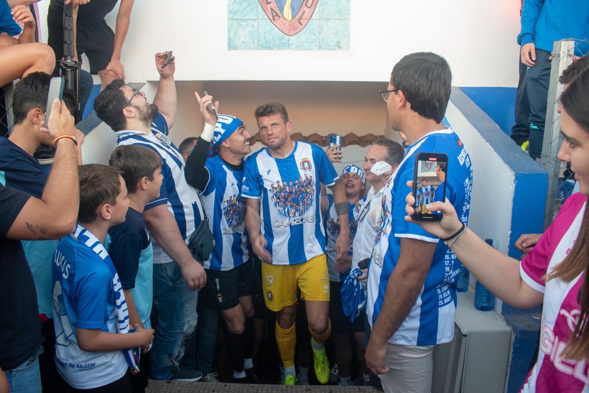 cristoegea's tweet photo. Muchas horas de trabajo detrás, gracias a Dios pudimos celebrarlo en el Óvalo. ¡Sin vosotros no sería posible lorquinistas, gracias por acompañarnos SIEMPRE! 

Campeones de liga. Ascenso a 2RFEF🏆💙🤍 https://t.co/CAigoih6XX