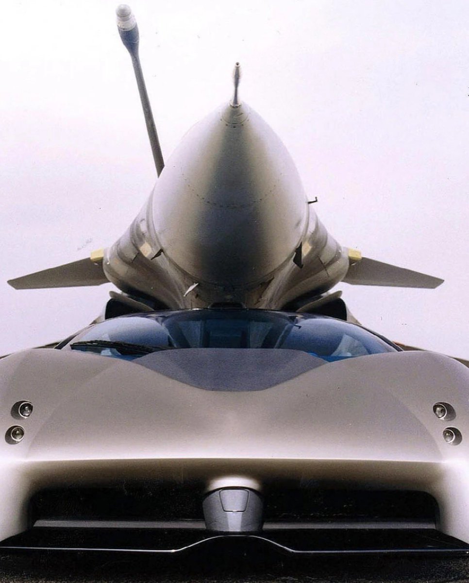 otomobilgurmesi's tweet image. Lamborghini Alman hükümranlığına girmeden az evvel, 1998 Paris Uluslararası Otomobil Fuarı’nda tanıtımı yapılan, ünlü Fransız #coachbuilder (el yapımı otomobil üreticisi) #heuliez ile işbirliği neticesinde, Fransız savaş jeti Dassault Rafale’den ilham alınarak Lamborghini Diablo…