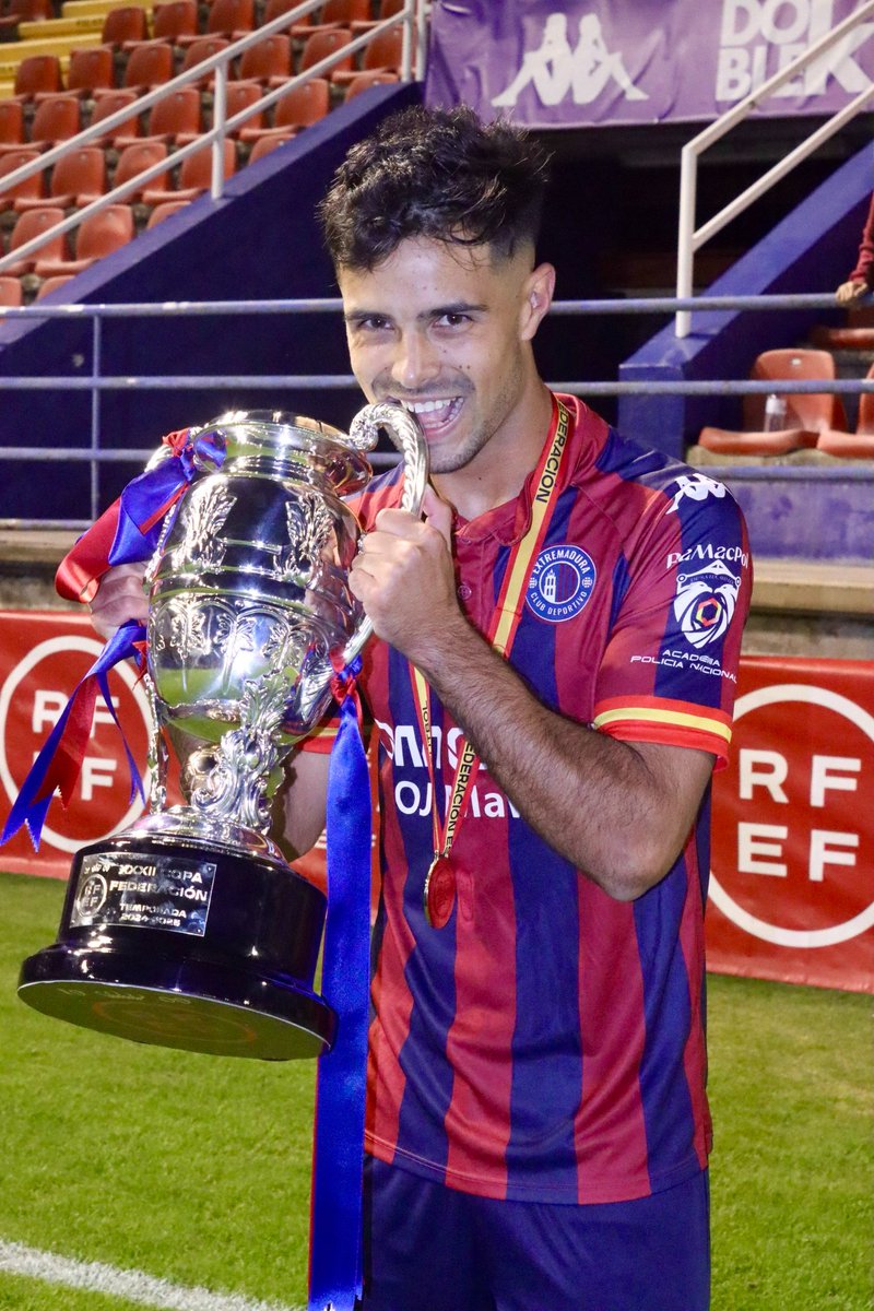 <a href="/CDExt1924/">CD EXTREMADURA</a> Miles de Vivencias, desde pasar calor, frio, lluvia, barro, hasta reirse mucho , cabrearse , resignarse,pero Sobre Todo Disfrutar con Mi Banda y lo Mejor la Sonrisa de mi Jugador favorito <a href="/FranRosba/">Fran Rosales</a> .
SIEMPRE APOYANDO <a href="/CDExt1924/">CD EXTREMADURA</a> 💙❤️... Vamos a por Más