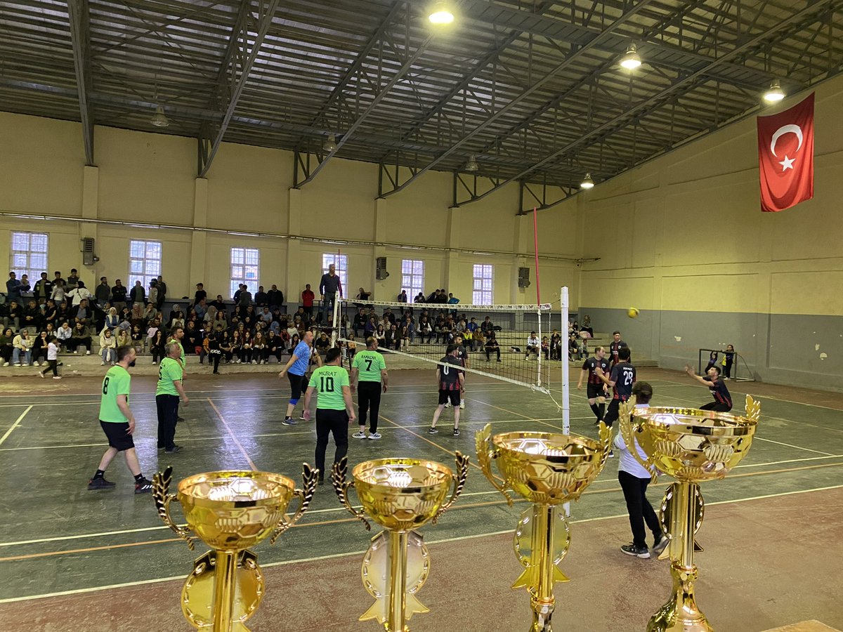 Gençlik haftası etkinlikleri kapsamında düzenlenen Gençlik Kupası Voleybol Turnuvası final maçları sonucunda; Kaymakamlık takımı birinci, Jandarma takımı ikinci, Esnaf takımı üçüncü oldu.Yediden yetmişe katılım gösteren vatandaşlarımıza ve tüm sporcularımıza teşekkür ediyoruz 🎉