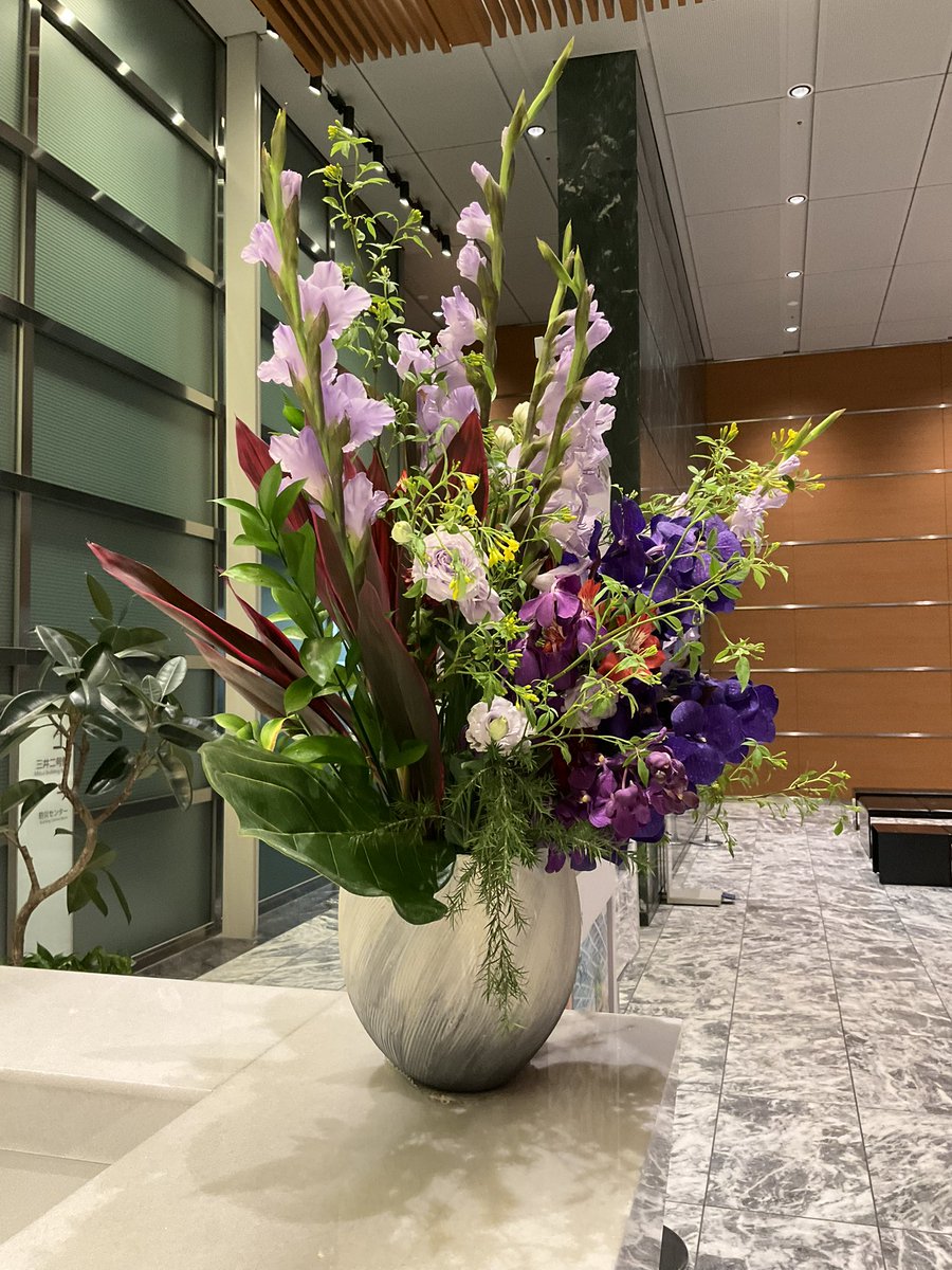 今週の会社のお華
すごく大きい！
先週はGWだったから、2週間分かな？
豪勢です。