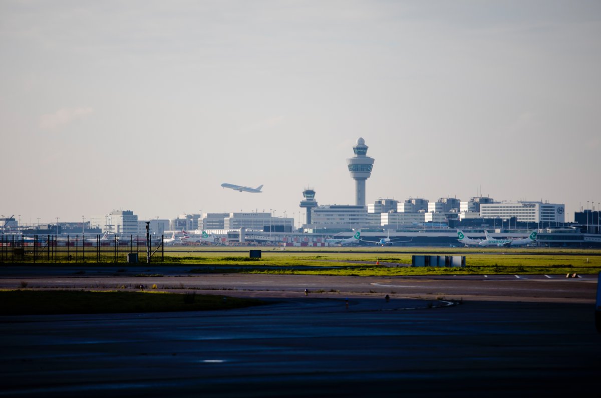 Het Kabinet kiest voor een nieuwe aanpak van de geluidsoverlast rondom Schiphol. Daarbij wordt gekozen voor de balans tussen geluidsreductie en beheerste groei. Meer informatie: nieuwsienw.nl/home_old171714…