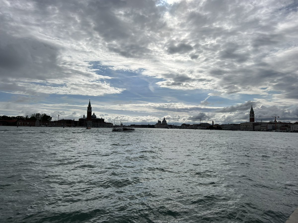 Guten Morgen ihr da draußen in der wilden weiten Welt. Eine Stadt, die nie im gleichen Licht erscheint.