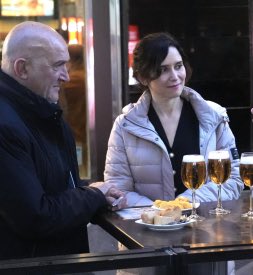 Ya en #Madrid con mi querida Isabel, nos reunimos para intercambiar impresiones sobre el #Soterramiento y diversos temas que benefician a nuestros vecinos.

Representar a los ciudadanos es una responsabilidad que no entiende de horarios ni de lugares

Seguimos!!