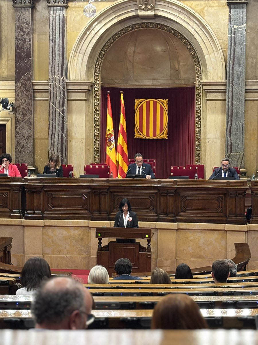 Avui trepitjo el Parlament per primera vegada amb una emoció especial.
Venim a defensar una ILP que vol garantir el 6% del PIB per a l’educació. Ara mateix només hi destinem un 3,84%: no és suficient.