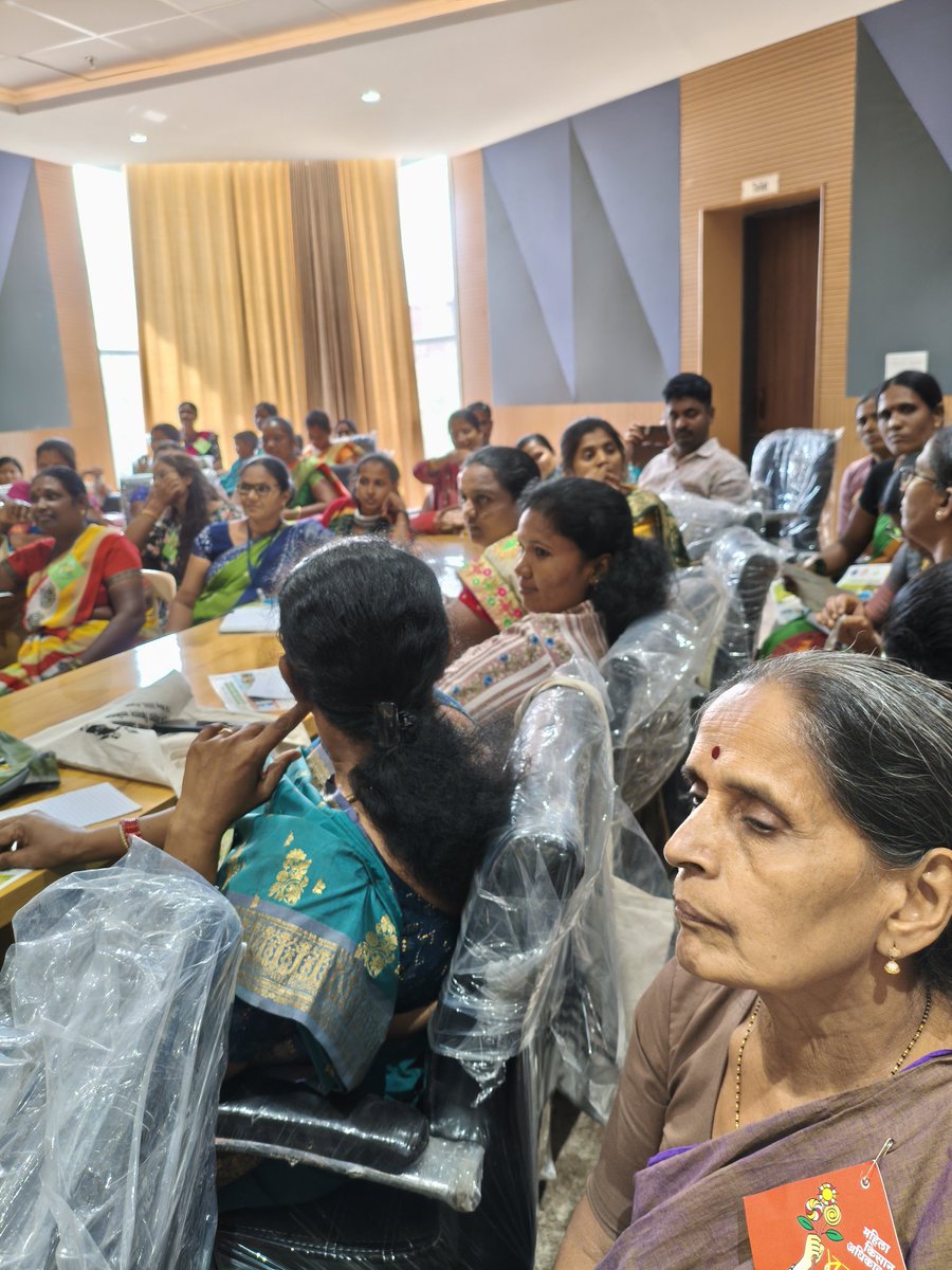 Parallel session on Rights of Women farmers underway, with intense engagement by all participants. 

#MahilaKisanSammelan
#WomenFarmers