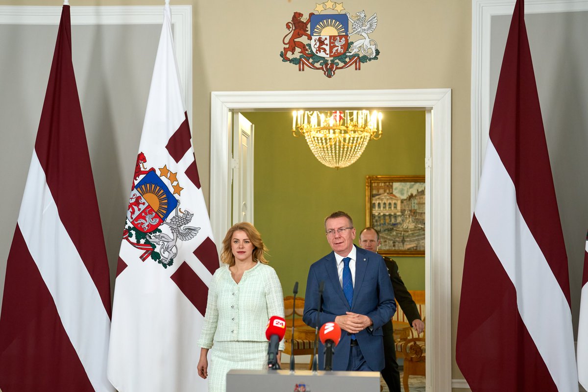 Iknedēļas sarunā ar Valsts prezidentu pārrunājām valdībā pieņemtos aktuālos lēmumus.

▫️ Birokrātijas mazināšanā sperts solis uz priekšu. Pieņēmām IVN likumu, kas samazinās uzņēmumu izmaksas par 50% un ievērojami saīsinās procesa ilgumu, par vienu līdz diviem gadiem.
▫️