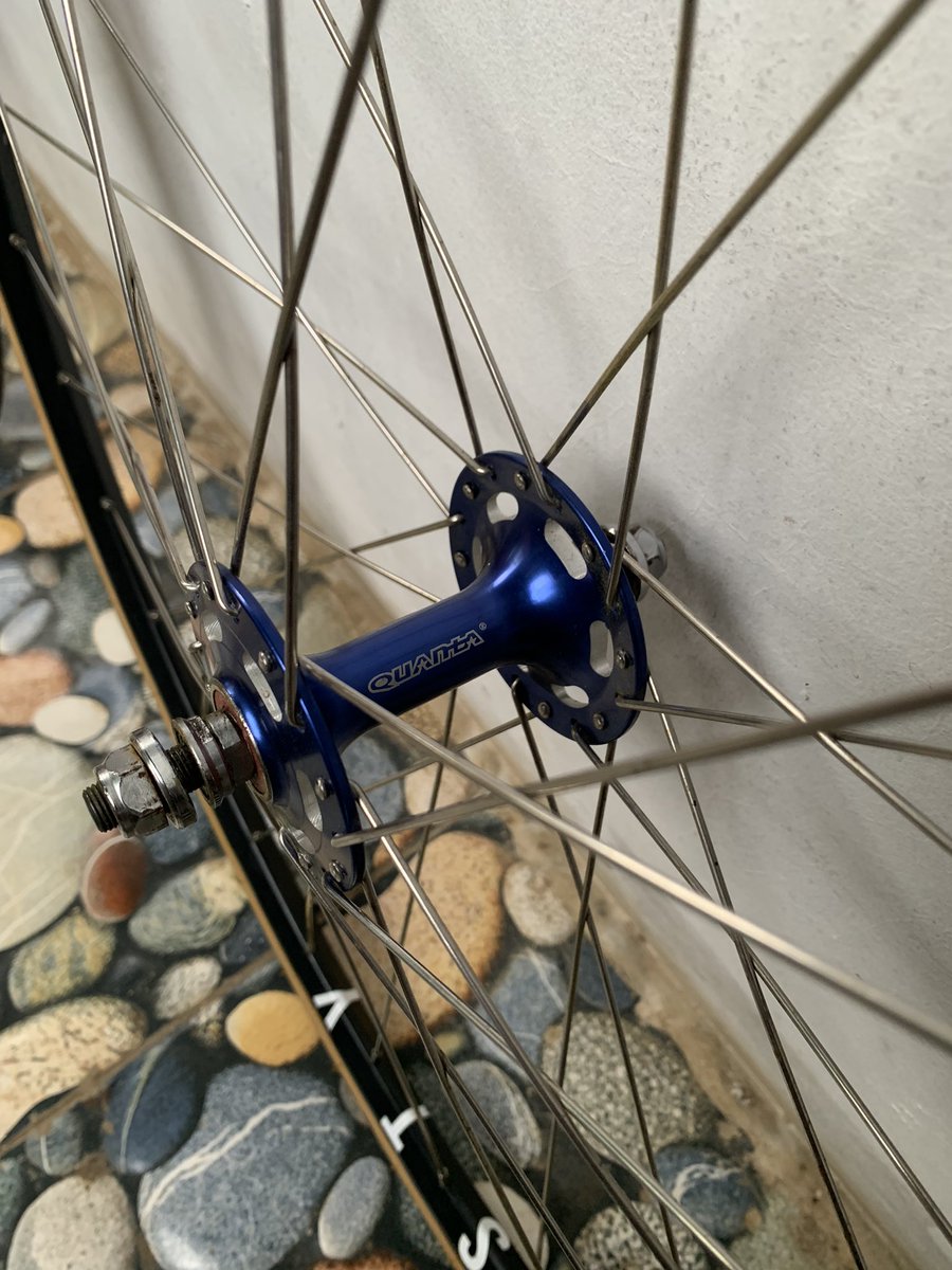 Wheelset Fixie Velocity Aerohead
•rims velocity aerohead 20mm berat 455g/pcs (repaint)
•hub quanta 32h inc cog 16t stainless+lock
•spoke shimano stainless
•tire kenda gumwall 25c
~kondisi bekas baik minus pemakaian saja

harga 750,000 negoitable 
lokasi depok jawabarat
#fnfjb