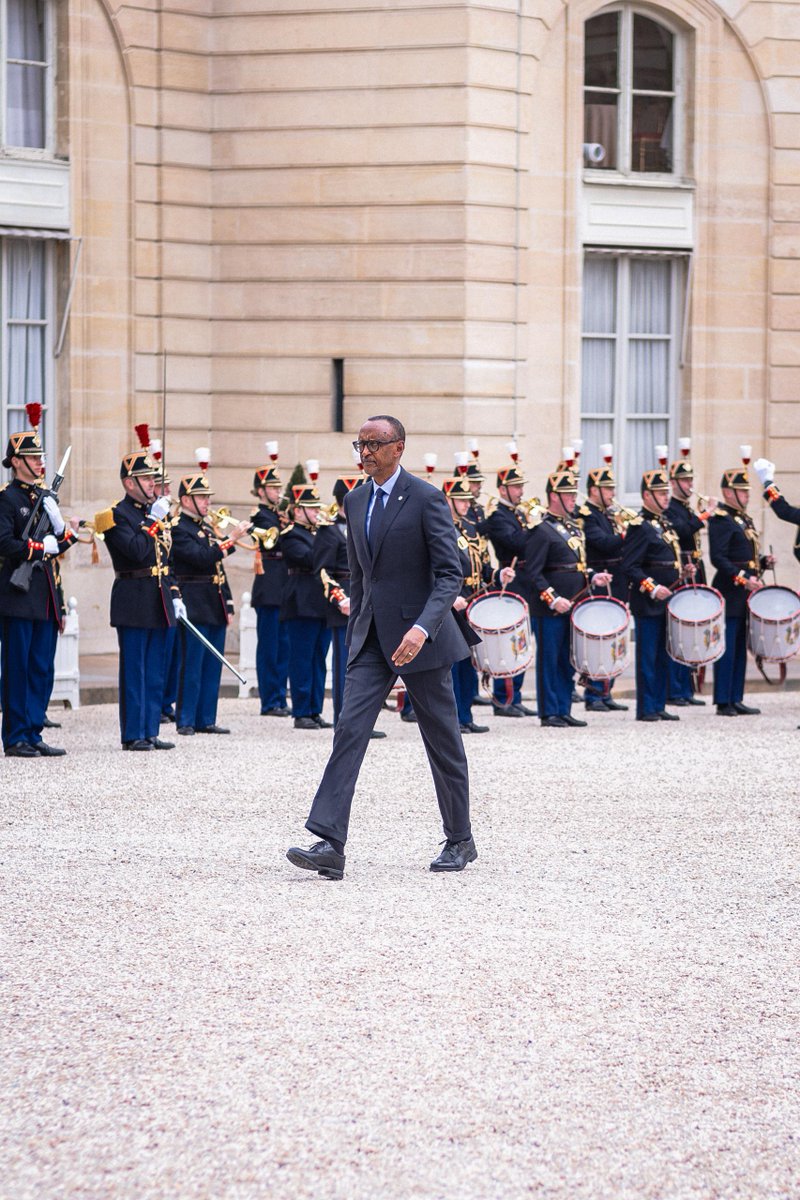 UrugwiroVillage's tweet image. This morning in Paris, President Kagame met with his French counterpart, President @EmmanuelMacron, for discussions on global issues and on the fruitful cooperation between Rwanda and France.