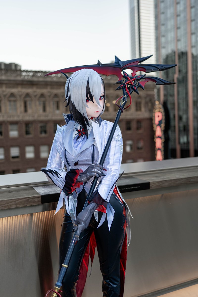Carrying the Scythe around the con was fun, it really adds to the cosplay impression. However, it felt like it had a mind of it's own sometimes. As if it was on a mission to tangle my hair. (x_x)

📸&amp;🪄: @RuruKigururu

#kigurumi #着ぐるみ #Arlecchino #GenshinImpact #sakuracon2025