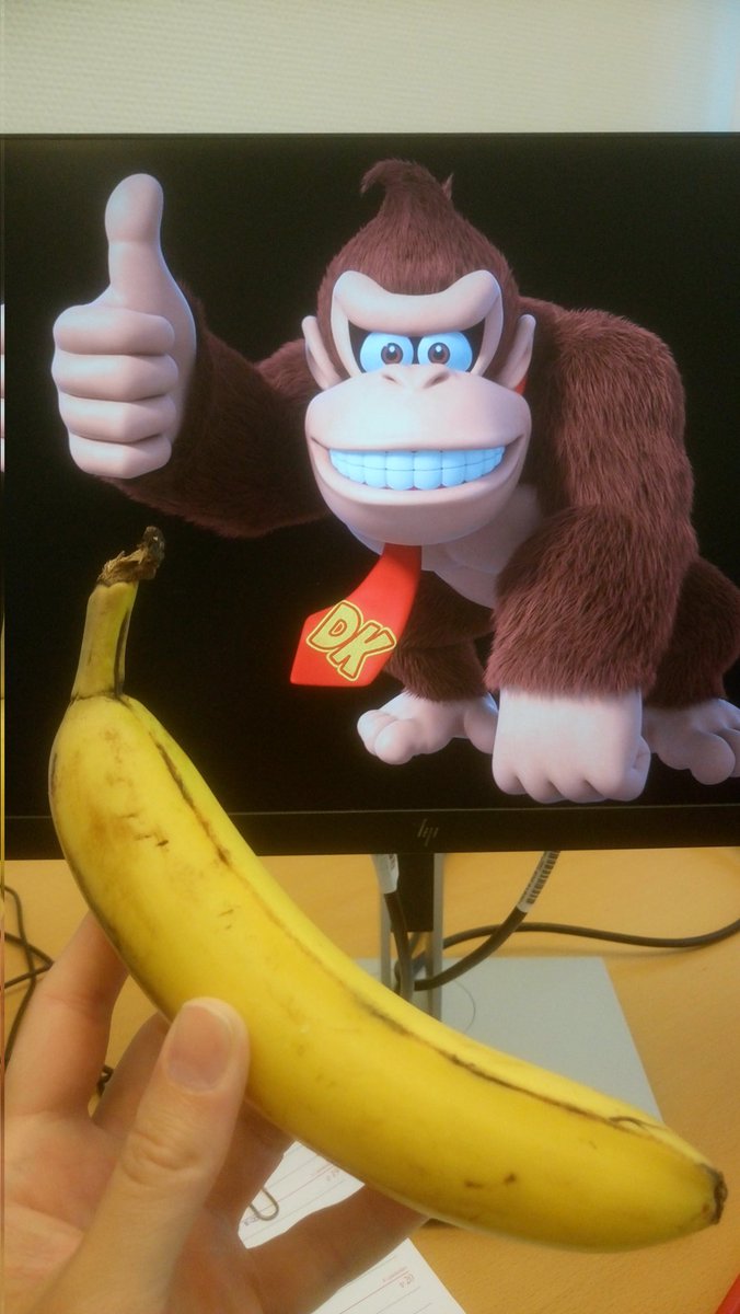 SwedishGamester's tweet image. It's #lunchtime and I'm having #DonkeyKong's absolute favorite food of all times; #banana! 😁
Because I didn't bring anything with me to #TheOffice and I don't wanna go to the #kiosk to get a #HotDog today as well. So yeah. Better than nothing!
Now show me your #lunch, please! 😀