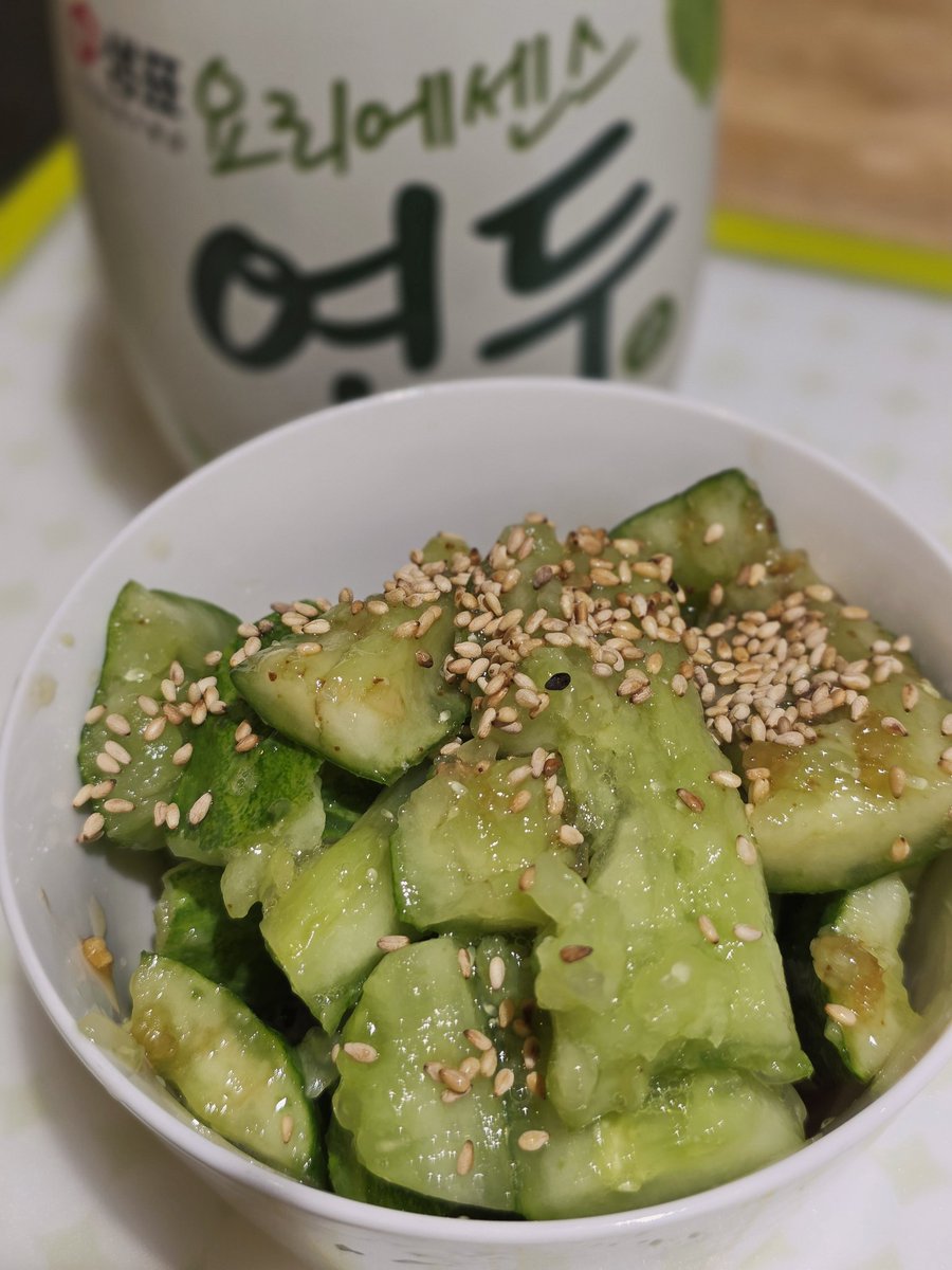 🥒 오이탕탕! 
오이 탕탕 두들겨서 설탕, 소금, 다진 마늘, 식초 넣고 쉑쉑! + 마무리는 깨 살짝.
오늘은 연두 한 스푼 넣어봤어요. 저속노화 유튜브에 나오는 요리 선생님이 연두 쓰시는 거 보고 저도 처음 사봤거든요. 
요리 못하는 사람도 연두 하나면 끄떡없겠는데요🤭