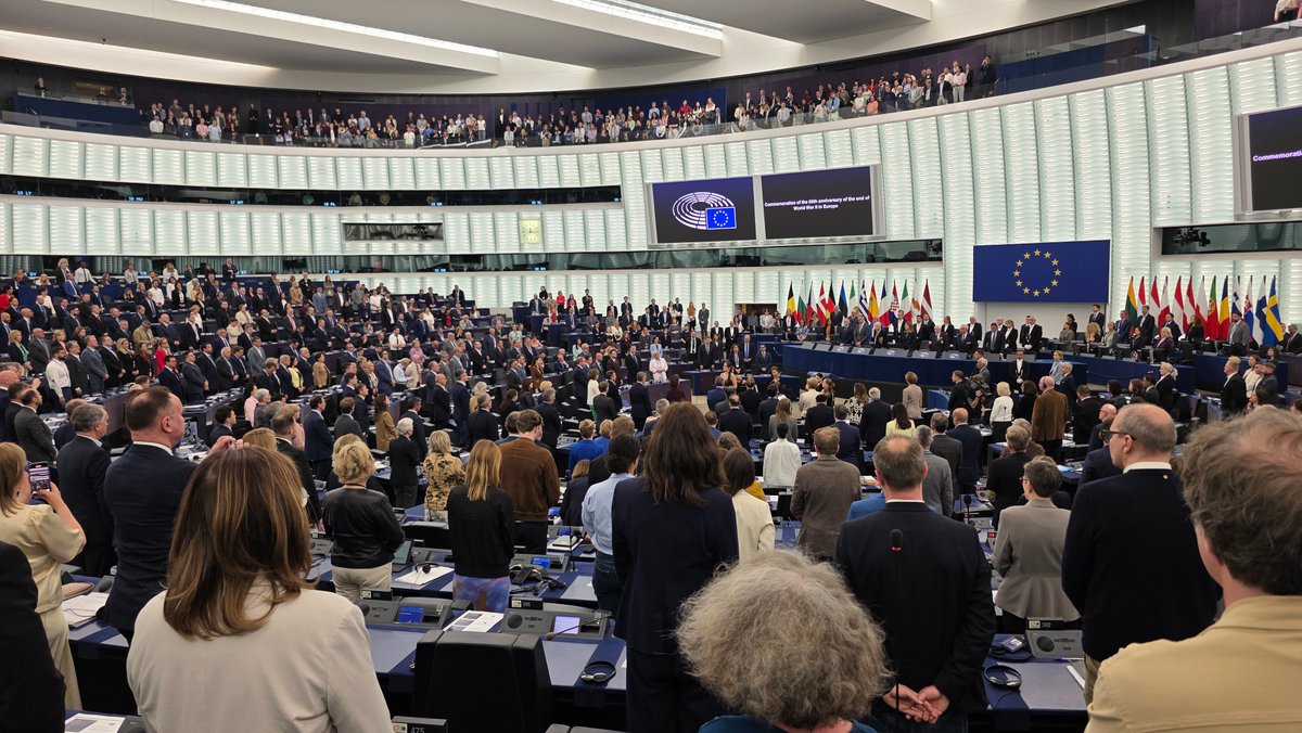 Europarlamentissa liikuttava muistotilaisuus toisen maailmansodan loppumisen 80. vuotisjuhlapäivän kunniaksi.

Sen päätteeksi esitettiin Euroopan yhdentymisen tunnushymni Oodi ilolle. Valtaosa salista nousi seisomaan. Ei kuitenkaan osa laitaoikeistosta, ml Sebastian Tynkkynen.