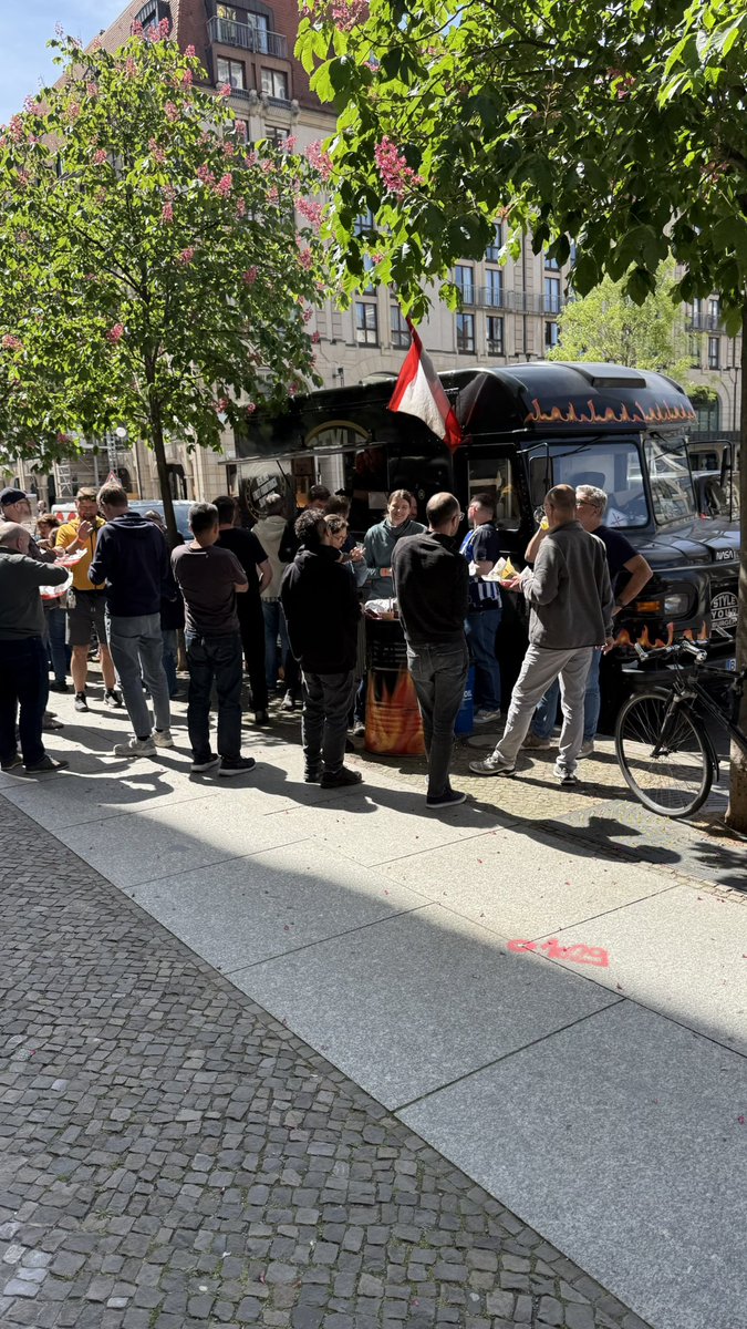 That’s what catering looks like @apple Berlin. 😉 #styleyourburger 🍔
