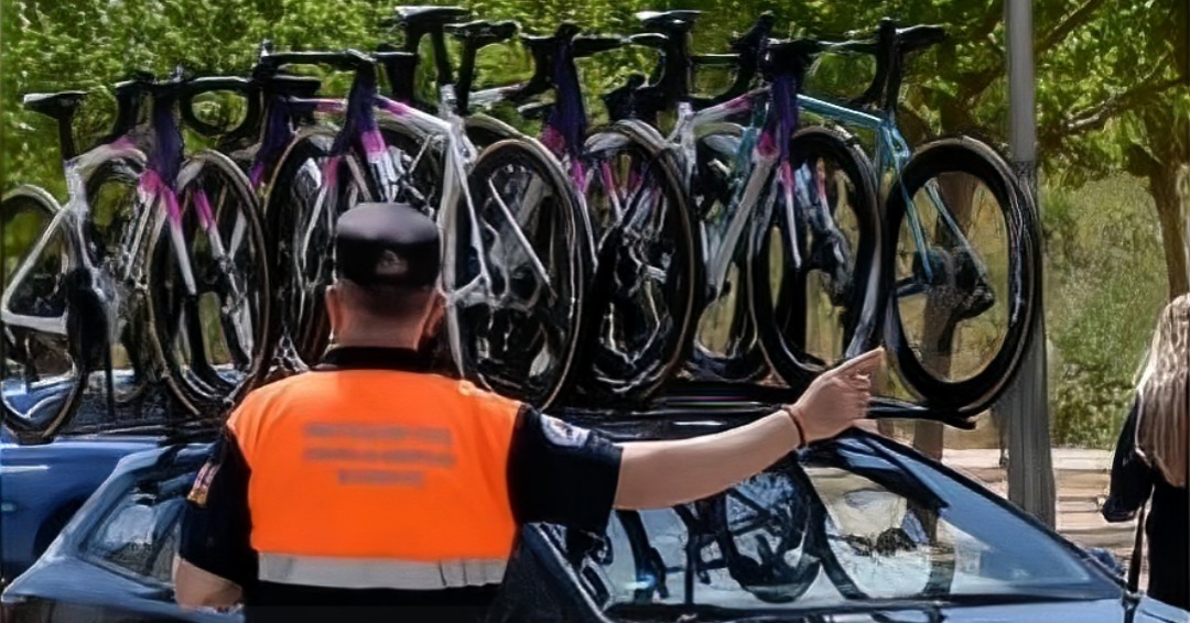 ¡Ayer, Protección Civil Comarca Somontano 🧡al pie del cañón en la 3ª etapa de @lavueltafem ! 🚴‍♀️🛡️ Nuestros voluntarios garantizaron la seguridad desde la salida en #Barbastro y por #Aragón. ¡Orgullo de nuestros #VoluntariosPC! #LaVueltaFem   #ComarcaSomontano