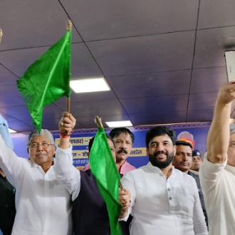 RailAnalysis's tweet image. Railway Minister Ashwini Vaishnaw #flagsoff new #Expresstrains from #Hadapsar

Read more: railanalysis.in/rail-news/rail…

#Inauguration #Vandebharat #Greenmobiity #Corridors #Connectivity #Infrastructure #Punerailways #Stations #Sustainabledevelopment #Railanalysis