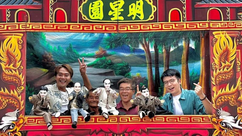 Hung Kuei-miao (center), founder of a glove puppetry troupe in western #Taiwan’s #YunlinCounty, presents a 1978 story by Sung Tse-lai, who took Hung as the model for its protagonist. The performance was broadcast on a Taiwan Public Television Service-operated channel. (📸PTS)