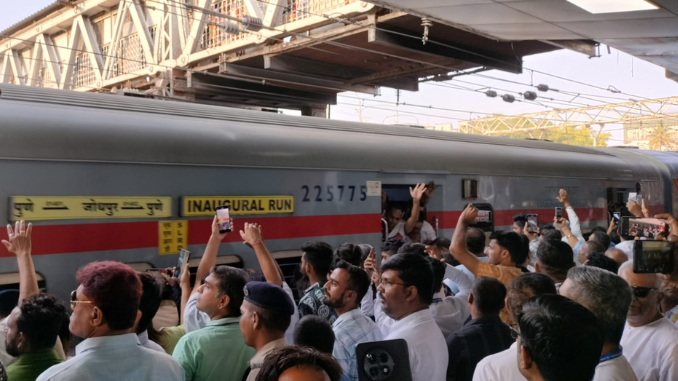 RailAnalysis's tweet image. Railway Minister Ashwini Vaishnaw #flagsoff new #Expresstrains from #Hadapsar

Read more: railanalysis.in/rail-news/rail…

#Inauguration #Vandebharat #Greenmobiity #Corridors #Connectivity #Infrastructure #Punerailways #Stations #Sustainabledevelopment #Railanalysis