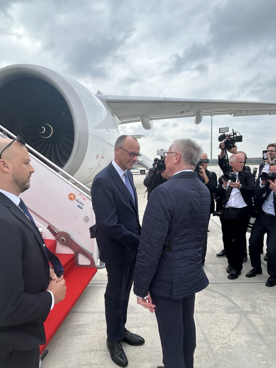 Ambassadeur Stephan Steinlein (@ambdeenfr) on Twitter photo Bienvenue à Paris, chers @Bundeskanzler #Merz et <a href="/AussenMinDE/">Johann Wadephul</a> #Wadephul! Votre premier voyage officiel vous conduit en 🇫🇷. Il souligne la grande importance des relations bilatérales 🇫🇷🇩🇪 pour l‘🇪🇺. Ensemble, nous construisons notre sécurité et notre avenir communs.🤝 Bienvenue à Paris, chers @Bundeskanzler #Merz et <a href="/AussenMinDE/">Johann Wadephul</a> #Wadephul! Votre premier voyage officiel vous conduit en 🇫🇷. Il souligne la grande importance des relations bilatérales 🇫🇷🇩🇪 pour l‘🇪🇺. Ensemble, nous construisons notre sécurité et notre avenir communs.🤝