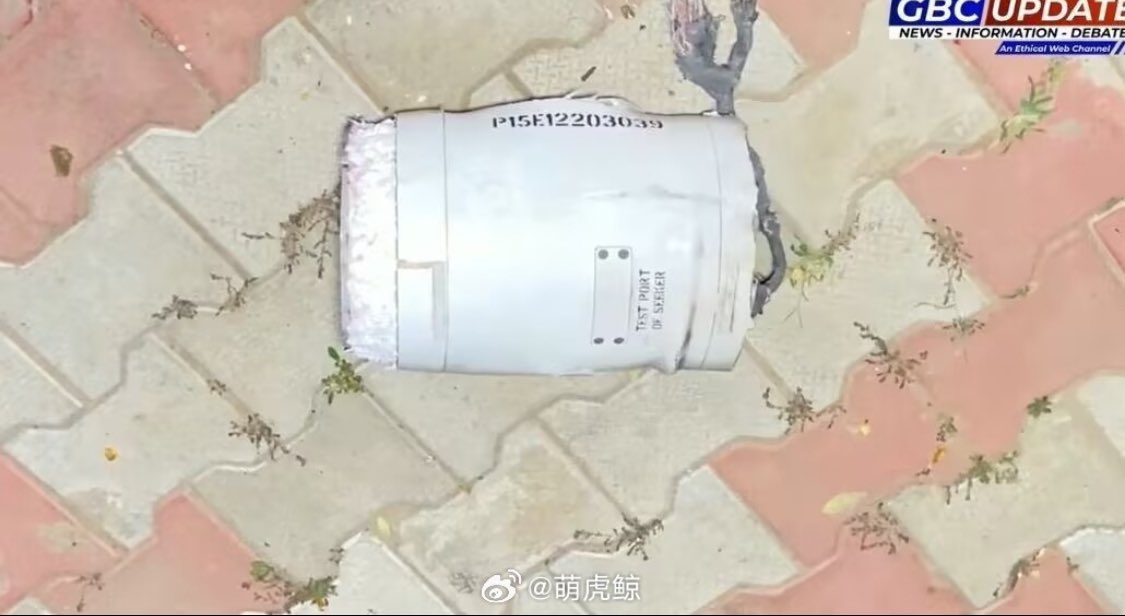 AhmetKhan's tweet photo. Pakistan, Hindistan'a karşı Çin'in PL-15E uzun menzilli hava-hava füzesini kullandı.

Füzenin parçaları Hindistan'ın Pencap eyaletindeki Hoshiarpur'a düştü. Fotoğraf (1. ve 2.) Hindistan medyası tarafından sağlanmıştır.

PL-15'in yerli versiyonu 200-300 km, Pakistan'ın kullandığı ihraç versiyonu (PL-15E) ise yaklaşık aynı menzile sahip.

Çift darbeli katı yakıtlı roket motoru kullanarak Mach 5'in üzerinde hızlara ulaşıyor ve aktif elektronik taramalı dizi (AESA) radar arayıcısı ve orta menzilli veri bağlantısı desteğiyle gelişmiş güdüm özelliğine sahip.

PL-15, Pakistan'ın görüş mesafesinin ötesindeki hava muharebe kabiliyetini önemli ölçüde artıran son teknoloji bir füzedir.
#ForPakistan