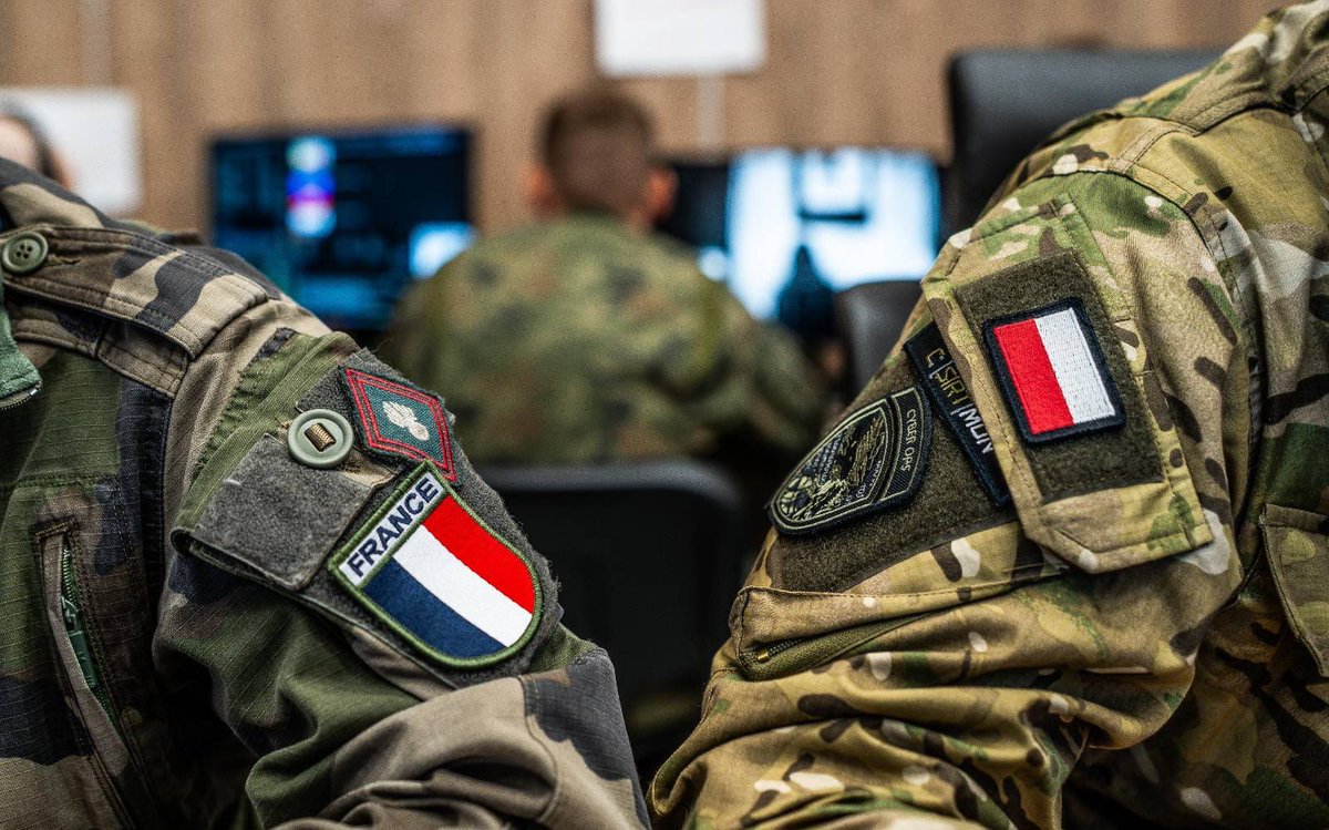 Trwa zasadnicza faza ćwiczenia #LockedShields2025 - największych na świecie ćwiczeń w zakresie obrony cyberprzestrzeni. 

Polski zespół dowodzony przez oficera <a href="/CyberWojska/">Wojska Obrony Cyberprzestrzeni</a> 🇵🇱, bierze udział w ćwiczeniu w ramach wspólnej drużyny z francuskim <a href="/ComcyberFR/">Commandement de la cyberdéfense</a> 🇫🇷 - razem tworząc jeden z
