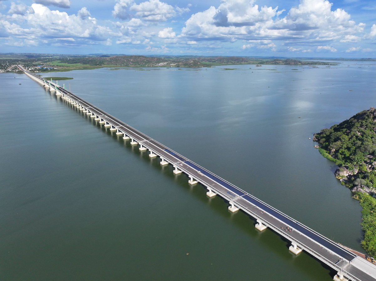 benjimk's tweet photo. Le 2 mai, la Société chinoise CRCC a terminé l’asphaltage du pont Magufuli en #Tanzanie 🇹🇿🌉

Objectif : réduire le trajet de 2h à 5 min ! Une avancée majeure pour la région.

Mais alors… les Chinois en Tanzanie sont-ils différents de ceux en #RDC ? https://t.co/ZWRYayIPwG