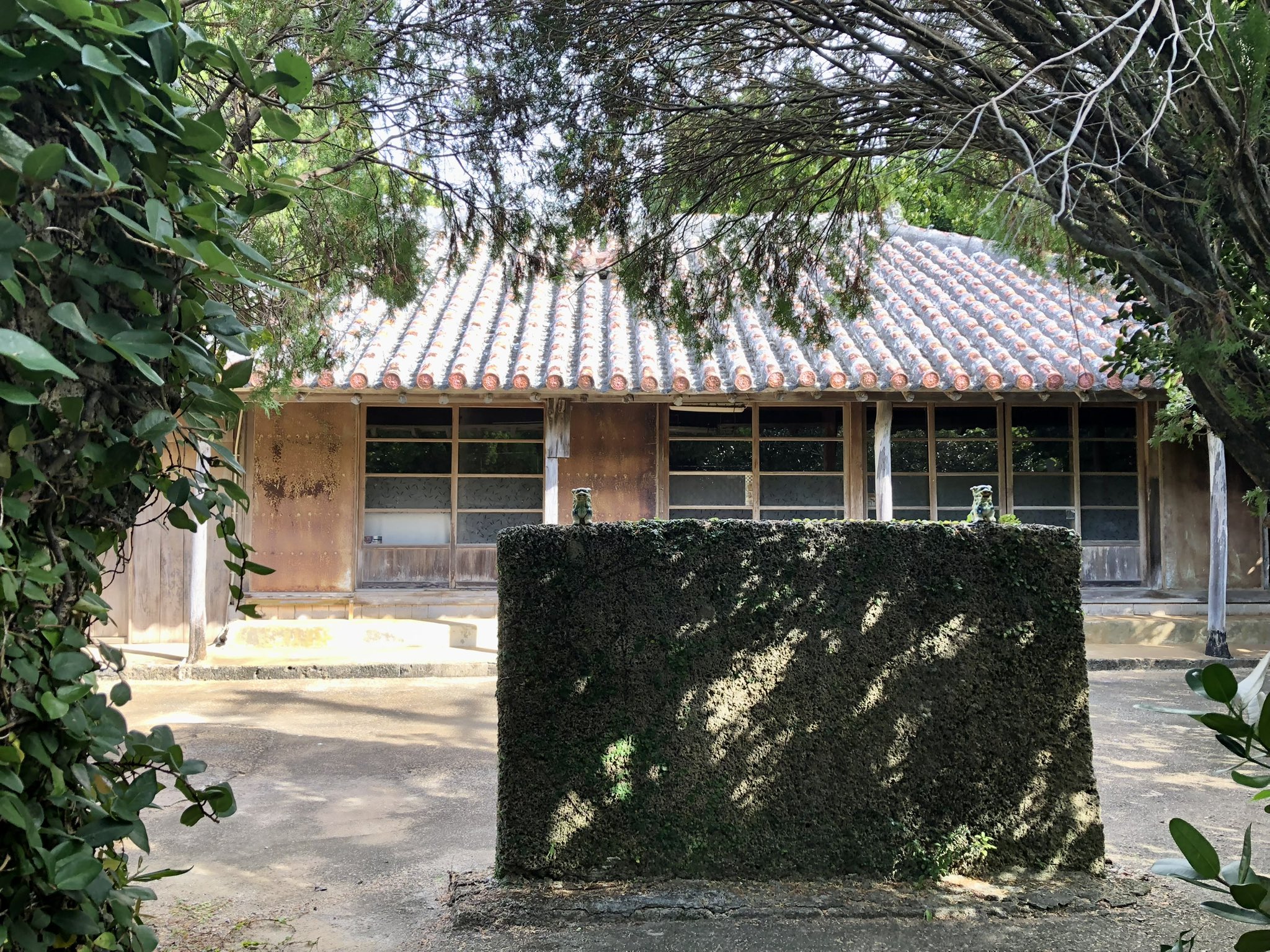 絵画　赤瓦古民家 大嶺政寛「沖縄赤瓦屋根風景」油彩 1976年