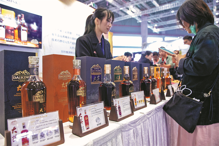 sinoprise's tweet image. With around 100 Chinese #distilleries experimenting with local ingredients, Chinese oak and bold flavor profiles, China’s whisky industry is gaining a strong reputation.  

Leading producers like the Laizhou Distillery in #Sichuan province are driving #innovation, while new