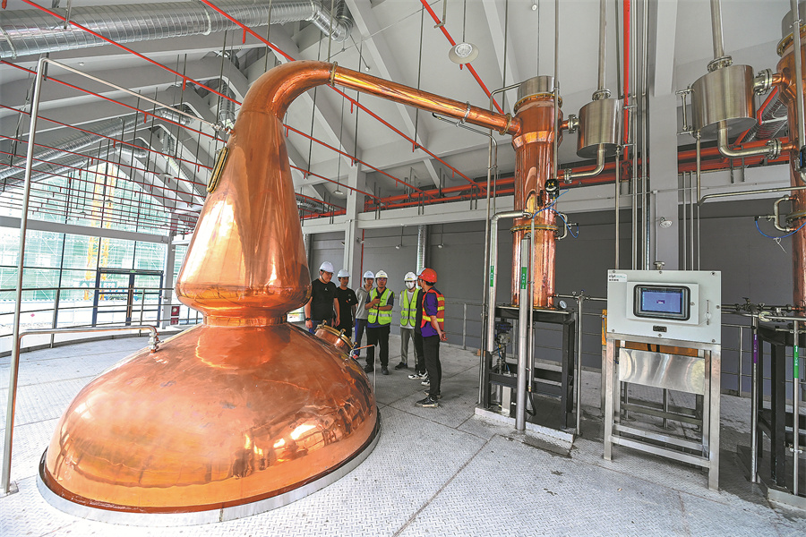 sinoprise's tweet image. With around 100 Chinese #distilleries experimenting with local ingredients, Chinese oak and bold flavor profiles, China’s whisky industry is gaining a strong reputation.  

Leading producers like the Laizhou Distillery in #Sichuan province are driving #innovation, while new