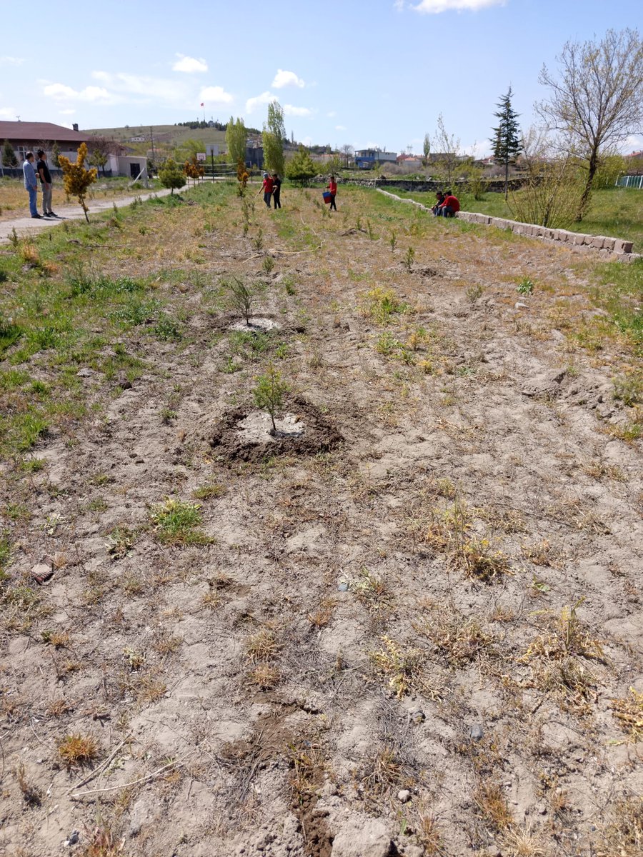 Nevşehir Orman İl Müdürlüğü katkılarıyla İnallı İlkokulu öğrencileri 200 adet fidan dikimi yaptı. <a href="/yusufyaz66/">Yusuf Yazıcı</a> <a href="/semihkirim/">Semih Kırım</a>