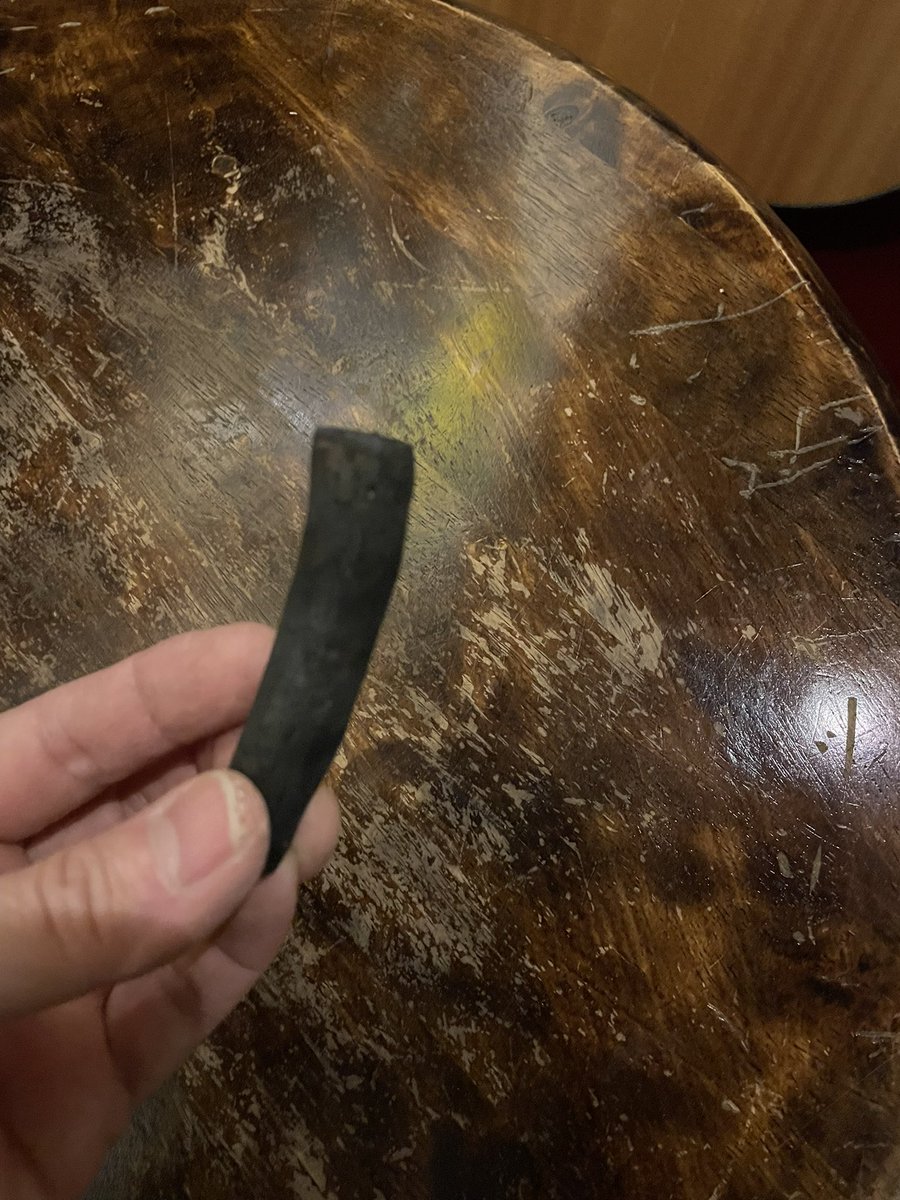 前に知り合いに頂いたシナモンの根っ子の樹皮は剥がして通常のシナモンとして使ったので、残った幹を炭化させてフレーバースティックを作ってみました。
ウイスキーにスパイスを入れたらリキュールだけど、シナモンカスクならウイスキー？
カスクは無理だからスティックで。
さて、何に入れようかな。