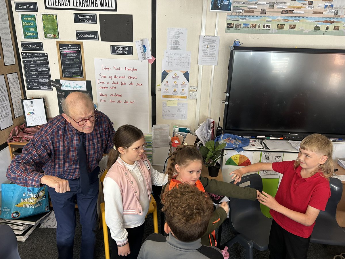 Year4SDLA's tweet image. This morning in Class 4 we have been working with John from the story telling project. It’s been fantastic to delve deep into the dramatical side if story telling 🎭 

@SDLPrimary @ExceedLP