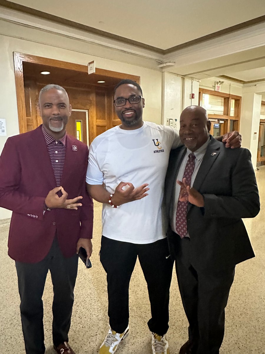Chancellor Austin A. Lane (@siuchancellor) on Twitter photo Ran into <a href="/SIU_Basketball/">Saluki Basketball</a> Hall of Famer Darren Brooks!
He was a two-time MVC Player of the Year and Defensive Player of the Year (2004, 2005).
The Salukis won four regular-season conference titles during his career and made four NCAA Tournaments, including a Sweet 16 in 2002. Ran into <a href="/SIU_Basketball/">Saluki Basketball</a> Hall of Famer Darren Brooks!
He was a two-time MVC Player of the Year and Defensive Player of the Year (2004, 2005).
The Salukis won four regular-season conference titles during his career and made four NCAA Tournaments, including a Sweet 16 in 2002.