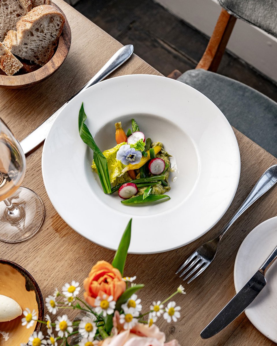 SwanLondon_'s tweet image. A true taste of the season to get you started. Our spring vegetable salad is available on the à la carte and River View menu, served with our wild garlic hummus for a first course that’s lovely and light, yet packed full of flavour.

#seasonalfood #springseason #londonrestaurant
