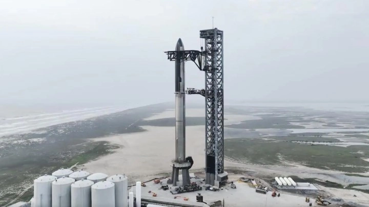 finifugaltech's tweet photo. Elon Musk’ın uzay şirketi SpaceX, ABD Federal Havacılık İdaresi’nden (FAA) önemli bir onay aldı. Şirket, Teksas’taki Starbase üssünden Starship roketleri ve Super Heavy iticilerini artık yılda 25 kez fırlatıp indirebilecek. https://t.co/MsBCrXE9Cu