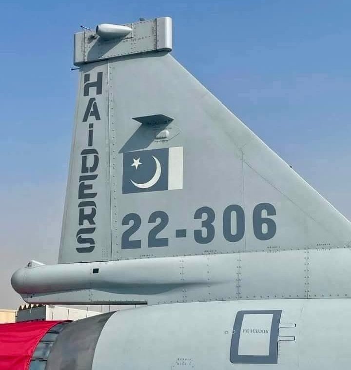 پہاڑ اپنی جگہ چھوڑ دیں مگر تم اپنی جگہ سے نہ ہٹنا، اپنے دانتوں کو بھینچ لینا، اپنے قدم زمین میں گاڑ دینا، لشکر کی آخری صفوں پر اپنی نظر رکھنا، اور (دشمن کی کثرت و طاقت سے) آنکھوں کو بند کر لینا، اور یقین رکھنا کہ مدد خدا ہی کی طرف سے ہوتی ہے۔

حضرت علی علیہ السلام