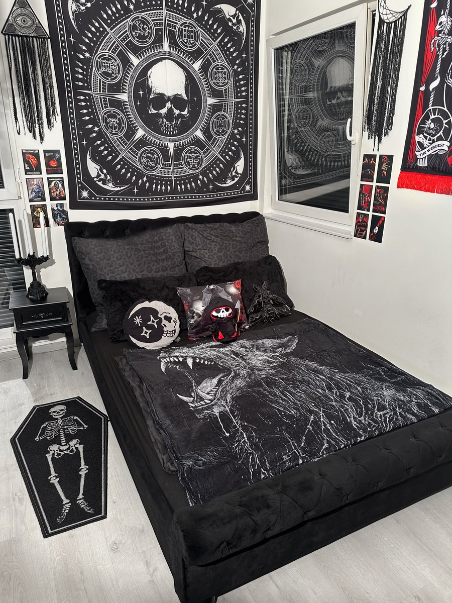 VampireFreaks's tweet photo. Room Goals 😍

This incredible room pic from Dr.Ratz showing off our Lycanthrope Throw Blanket and Grim Creeper Plush Toy

#GothHomeDecor #GothRoom #GothicAesthetic #Gothic #Goth #VampireFreaks https://t.co/kv2sQMIDjt