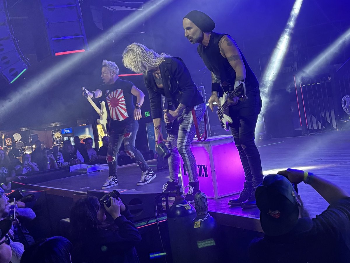 damthatrivcr's tweet photo. adalyncore is taking photos of fozzy and coming home to see 80% of the photos were of PJ https://t.co/3AmyRAszzH