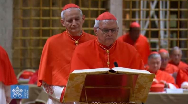 Nuestro Cardenal Alvaro Ramazinni realiza el juramento previo al inicio del Cónclave 2025.